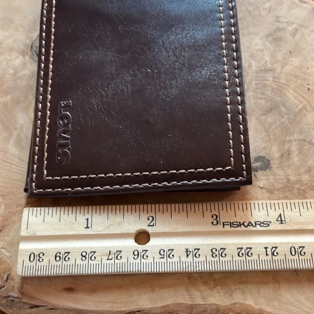 NEW. Levi's Logo Bifold Wallet